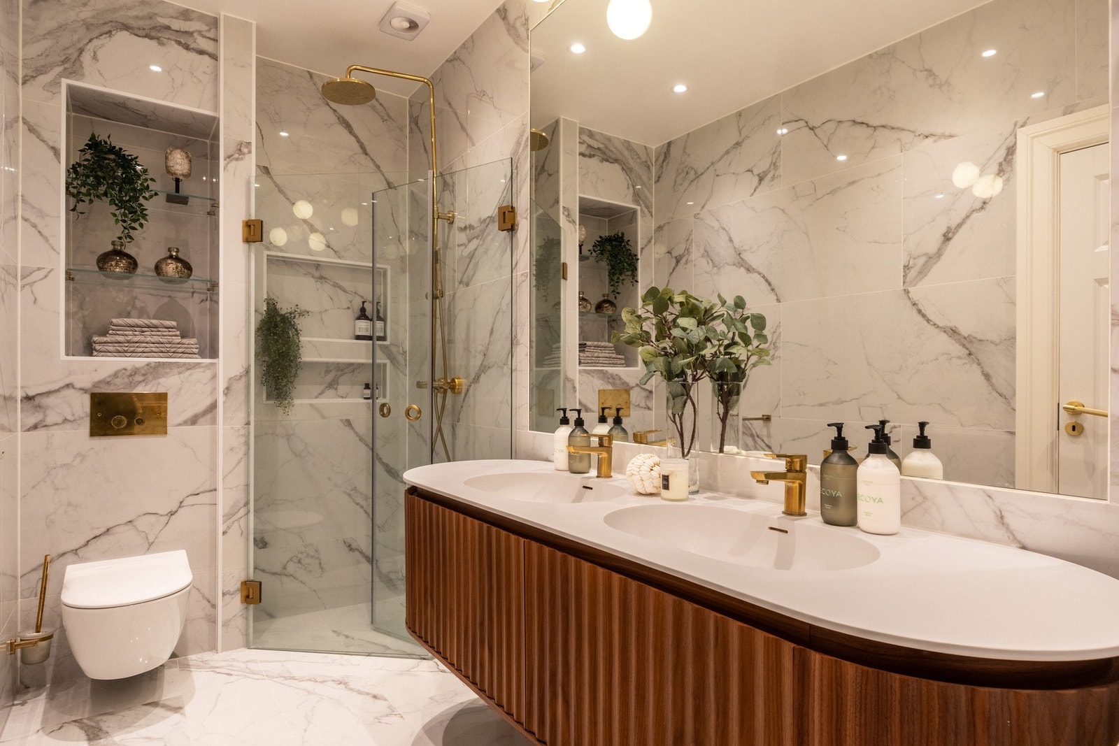 Det er gulvvarme, samt downlights i tak. Galleribilde