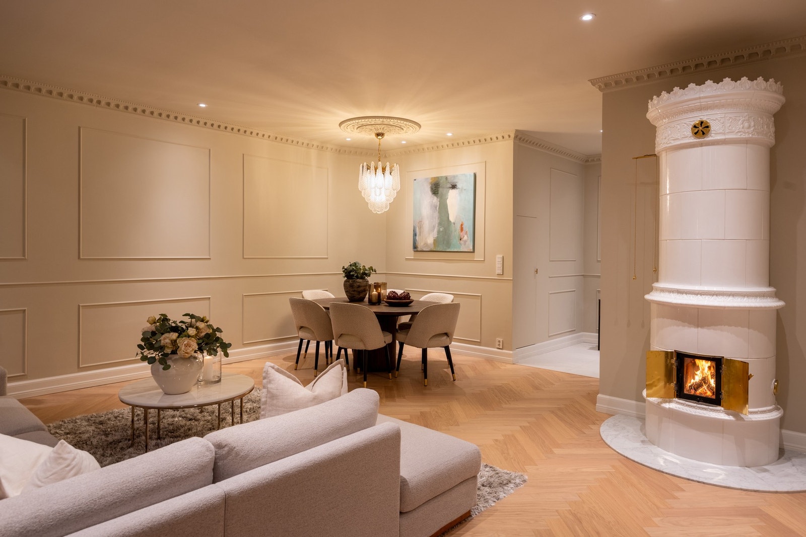 Kakkelovnen varmer godt i kaldere årstider og gir leiligheten et lunt preg. Galleribilde