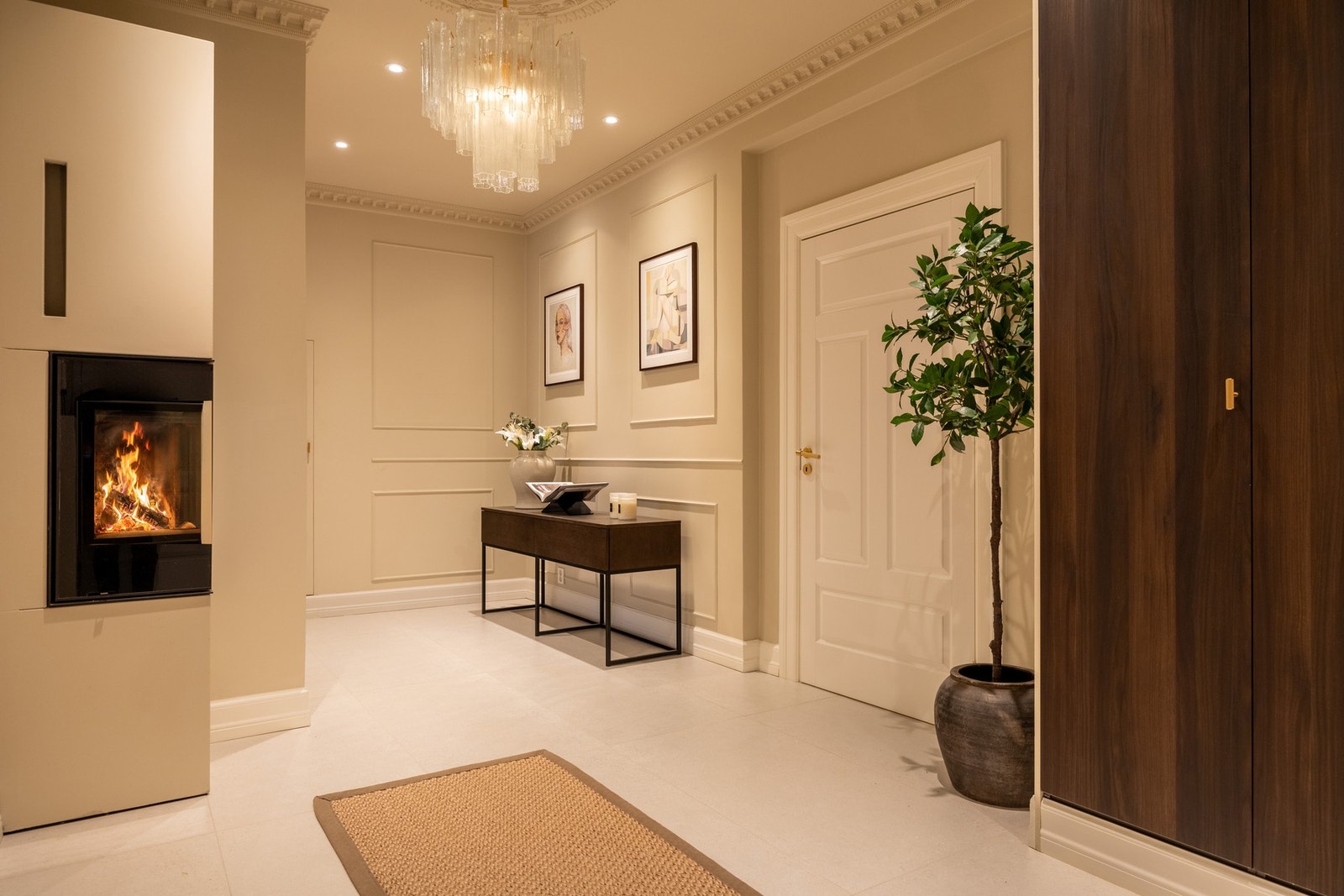 Bak inngangsdøren møtes du at et innbydende inngangsparti med god plass til oppheng av yttertøy og plassering av sko. Galleribilde