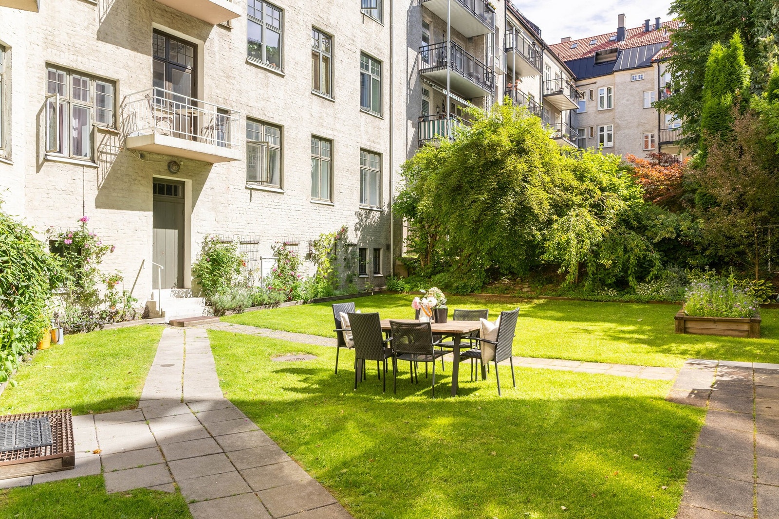 Frodig felles bakgård. Solen kommer om morningen ca 09:00 Galleribilde