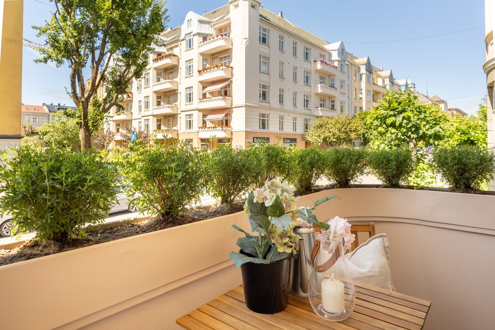 Balkongen er vestvendt og har meget gode solforhold. Galleribilde