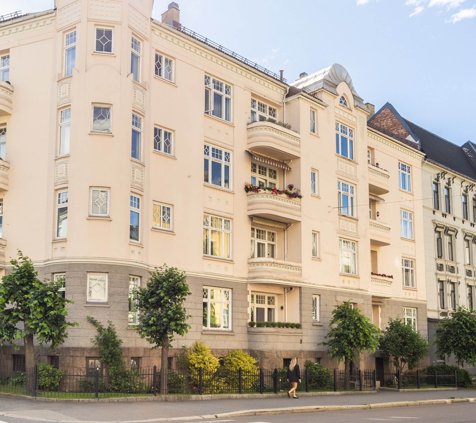 Leiligheten ligger i en høy 1. etasje, effektiv 2. etasje. Se forbipasserende under for referanse. Galleribilde