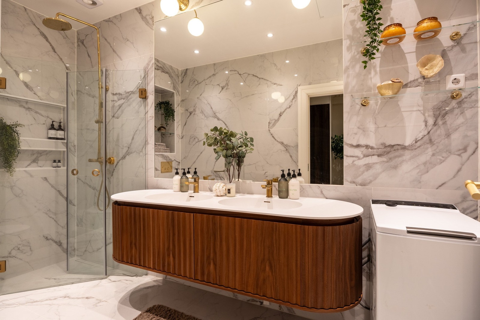 Delikat helfliset bad fra 2019, renovert av fagfolk og dokumentasjon for arbeidene foreligger. Galleribilde