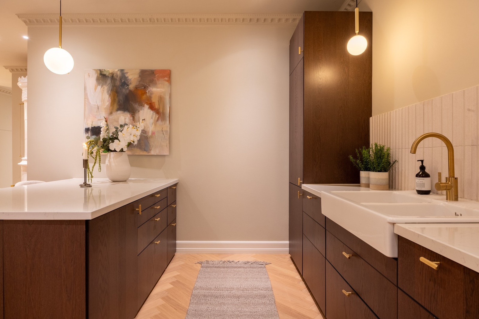 Integrerte hvitevarer gir kjøkkenet et helhetlig uttrykk, og består av stekeovn, koketopp, micro, oppvaskmaskin, vinskap og kjøleskap med frys. Komfyrvakt er montert. Galleribilde