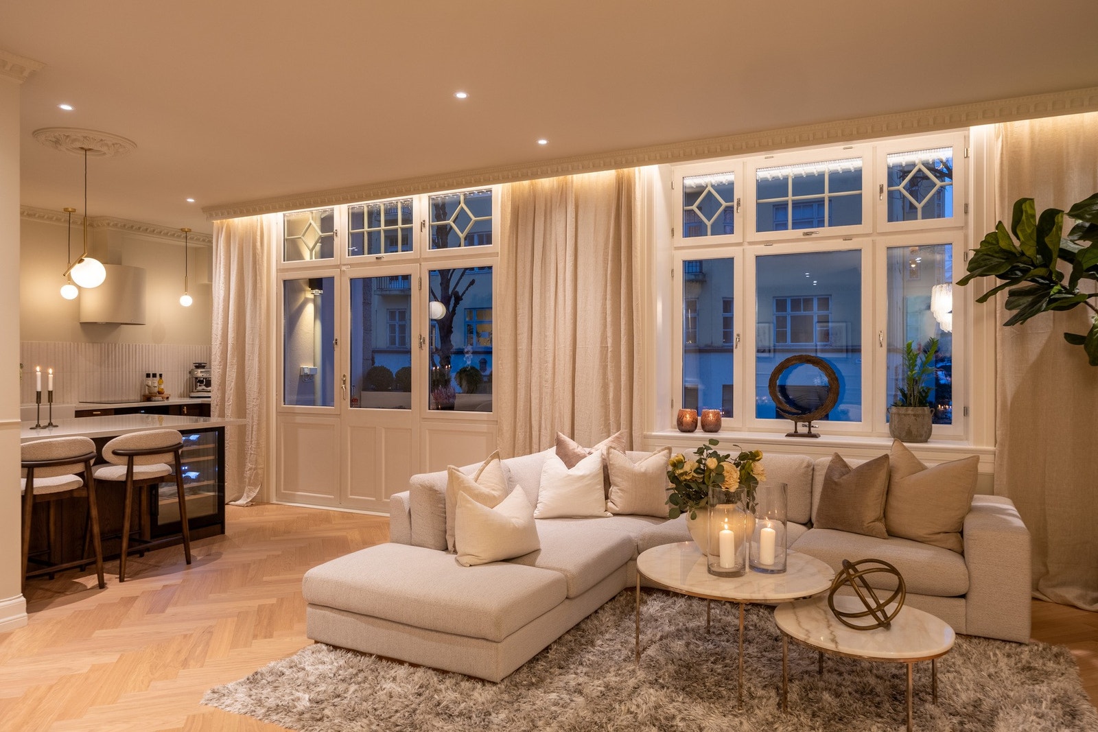 De originale detaljene er fremhevet, med brystningspanel på vegger og stukkaturer i tak. Galleribilde