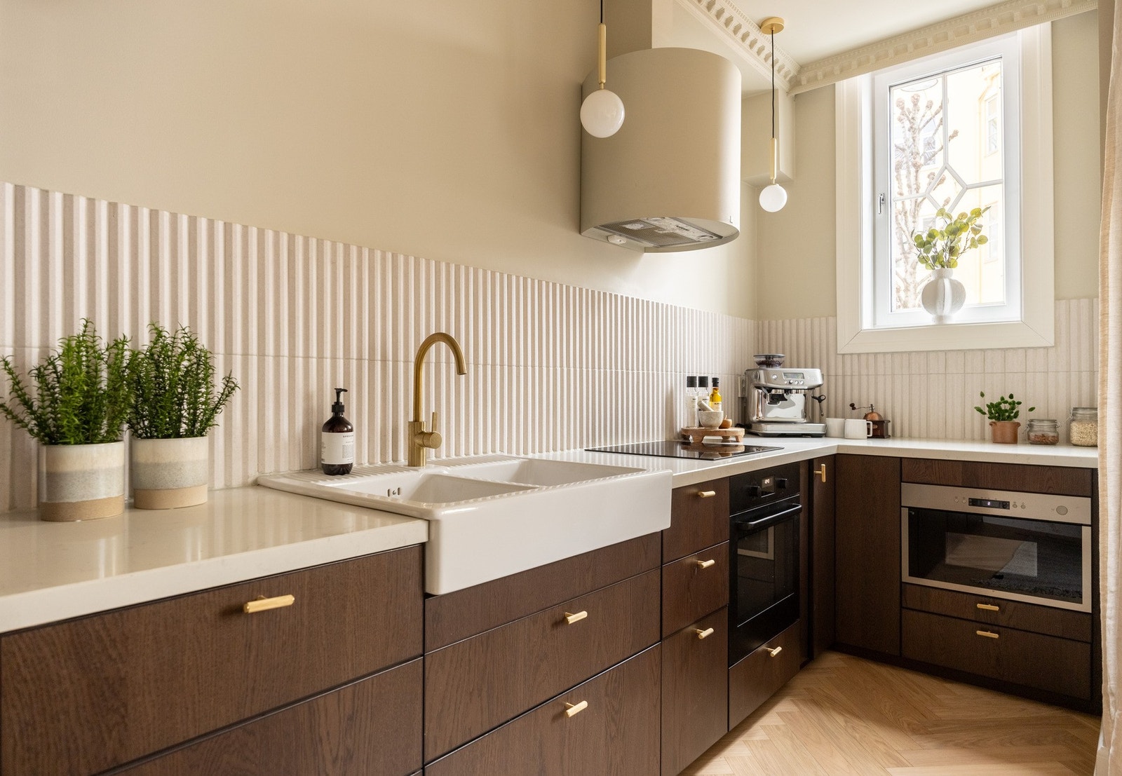 Komplett nytt skjult elektrisk anlegg. Det er lagt opp strøm samt stikkontakt i kjøkkenøy. Stikkontakter, dimmere og termostater fra Elko pluss Galleribilde