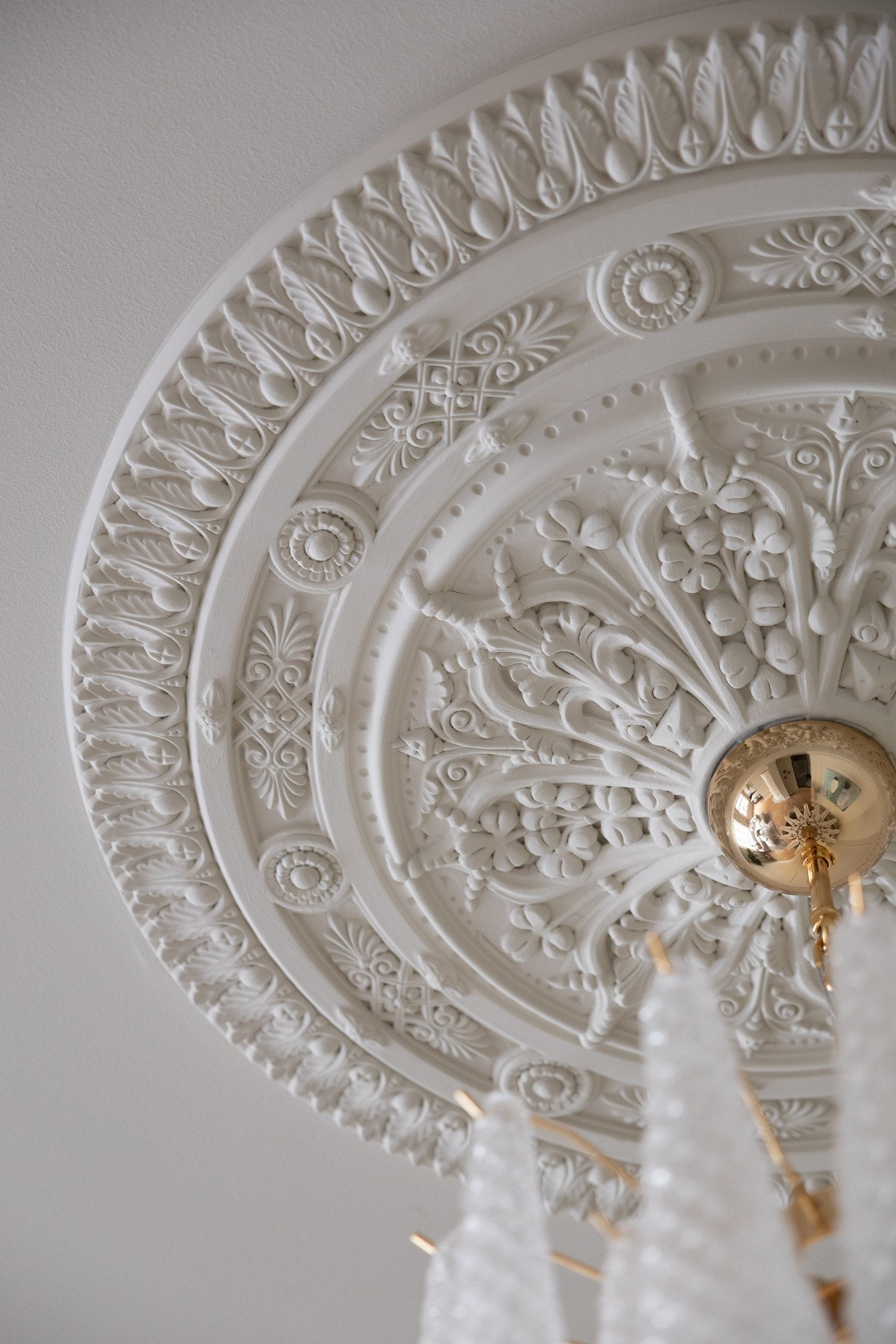 Det er også satt inn nydelige rosetter som understreker det klassiske preget. Galleribilde