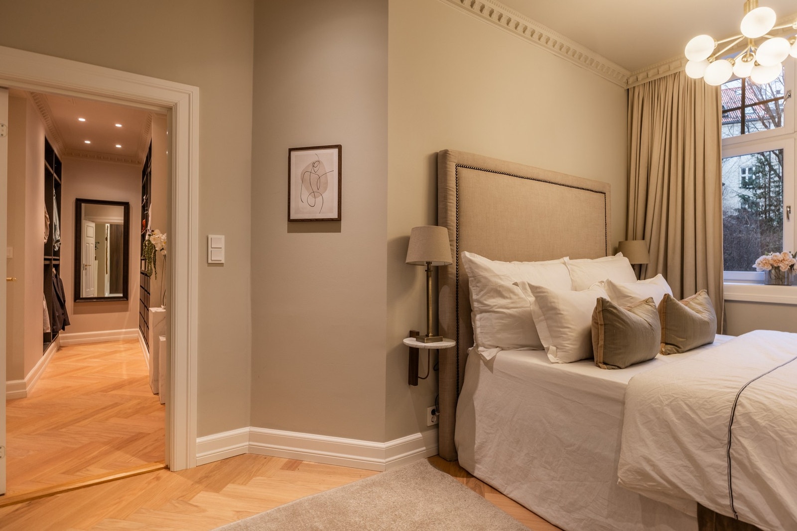 Det naturlige hovedsoverommet er meget romslig med god plass til stor dobbeltseng og tilhørende nattbord på hver side. Galleribilde