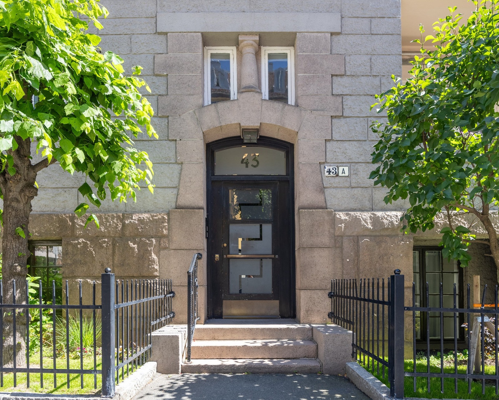 Pen forhage ved inngangsparti. Galleribilde