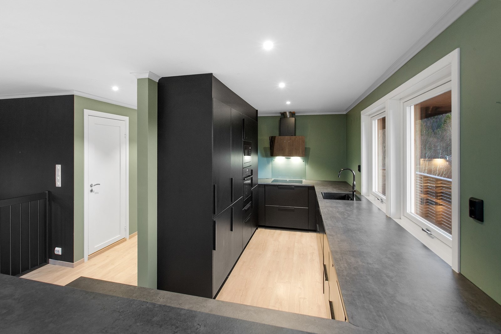 Romslig og moderne IKEA-kjøkken, her har man godt med skap- og benkeplass Galleribilde