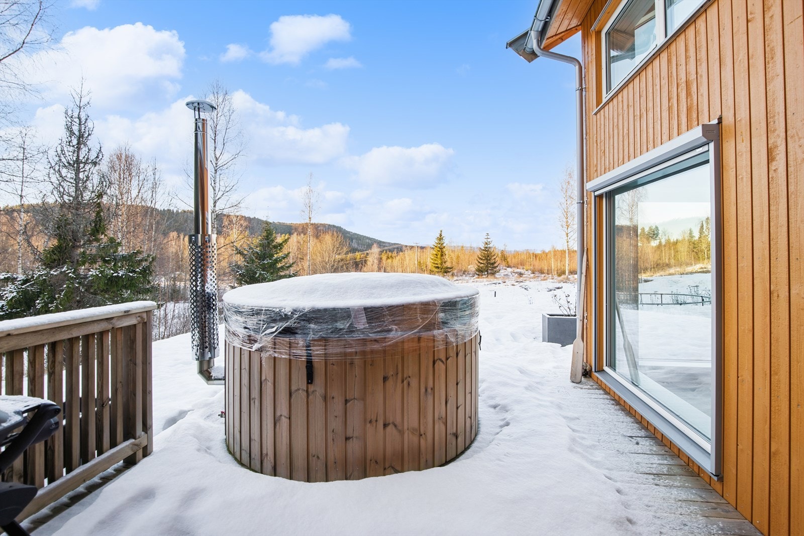 Her kan man sitte ute og nyte den strålende solen på sommer-halvåret Galleribilde