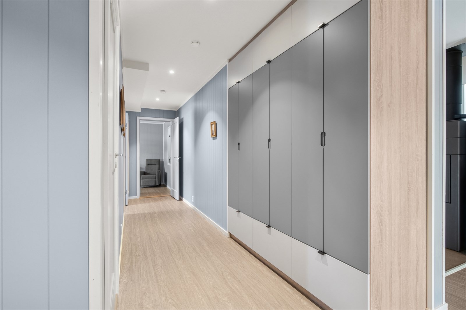 Nede i soveromsfløyen 1. etg har man også godt med garderobeinnredning Galleribilde