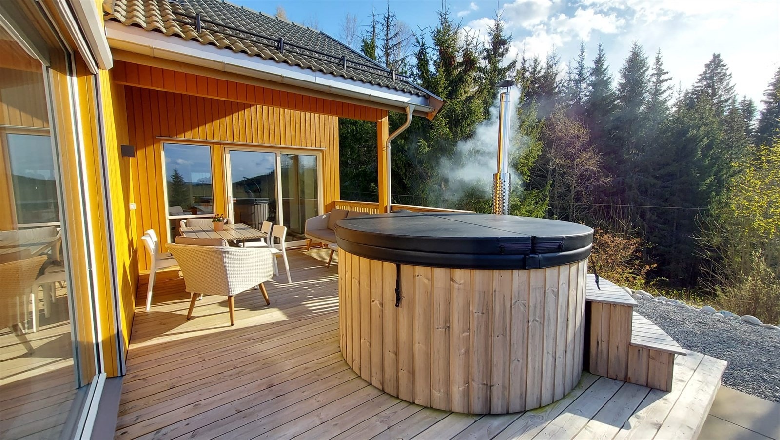 Skjermet og koselig badestamp på terrassen. Galleribilde