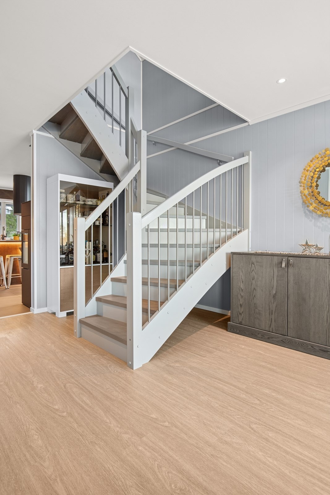 Trapp opp fra stuen med beisede eiketrinn Galleribilde