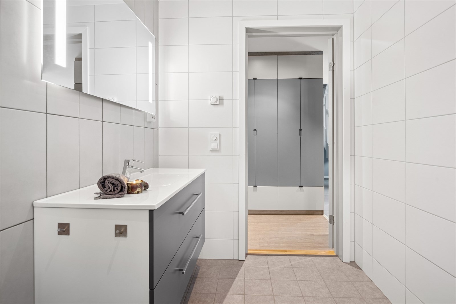 Det er god oppbevaringsplass i skuffene i baderomsinnredningen Galleribilde