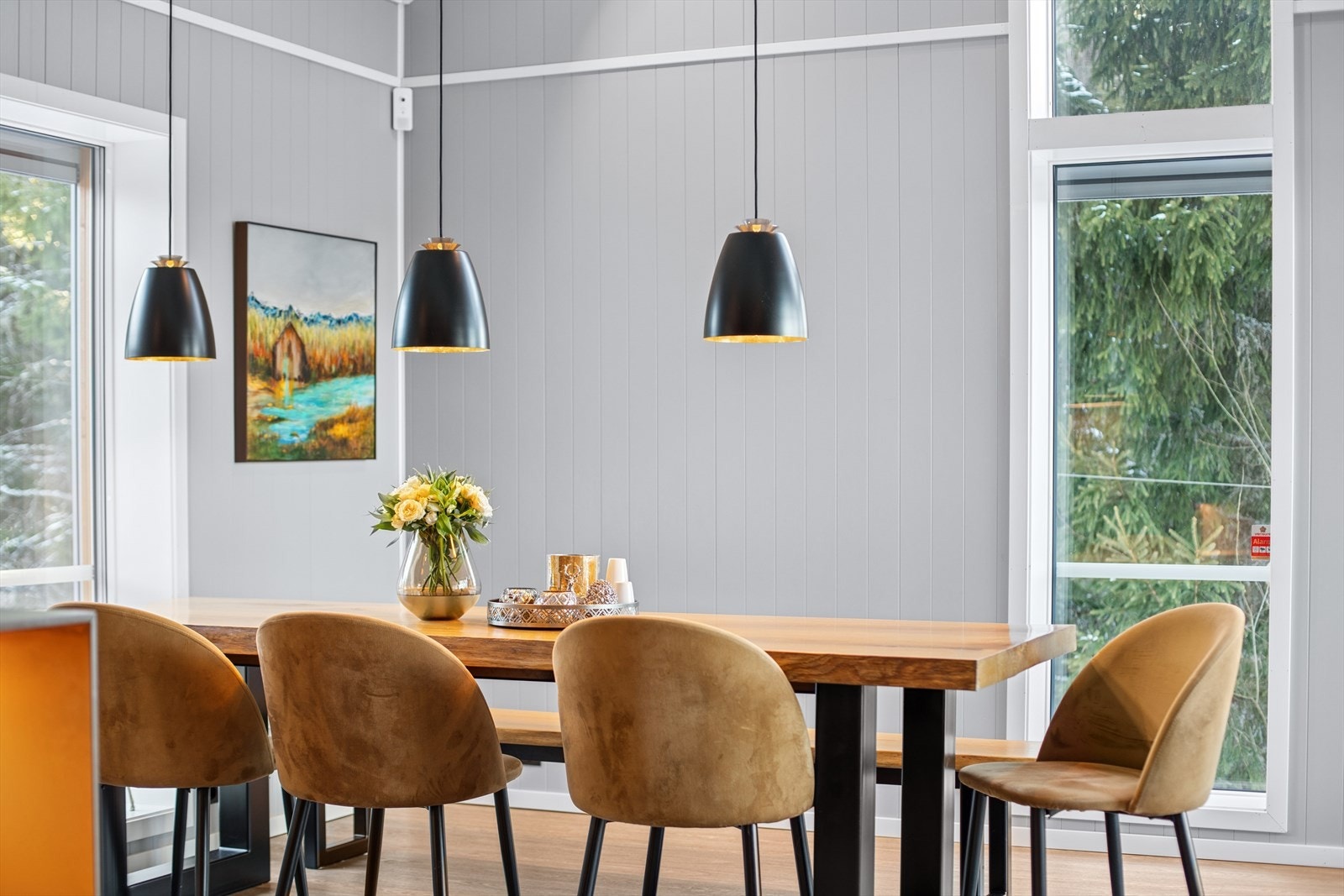 Det er montert elektriske screens i hele 1. etg, som gir god solskjerming på solfylte sommerdager Galleribilde