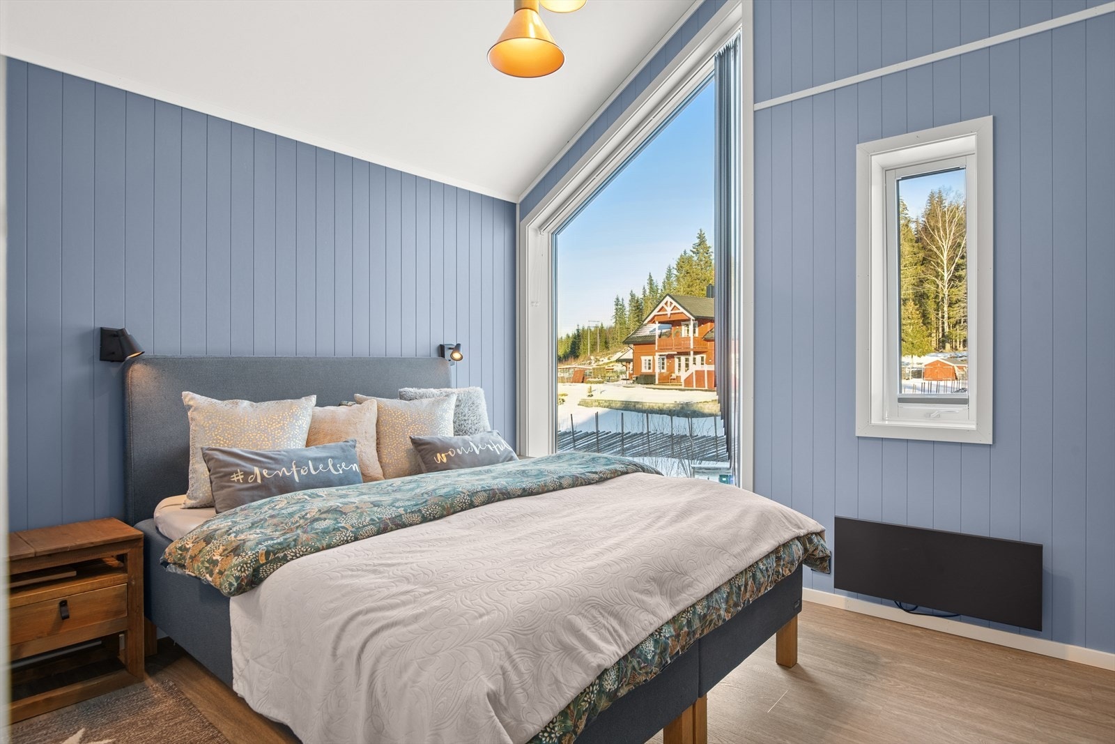 Det er totalt 5 soverom i boligen fordelt på 2 plan. Dette brukes som hovedsoverom Galleribilde