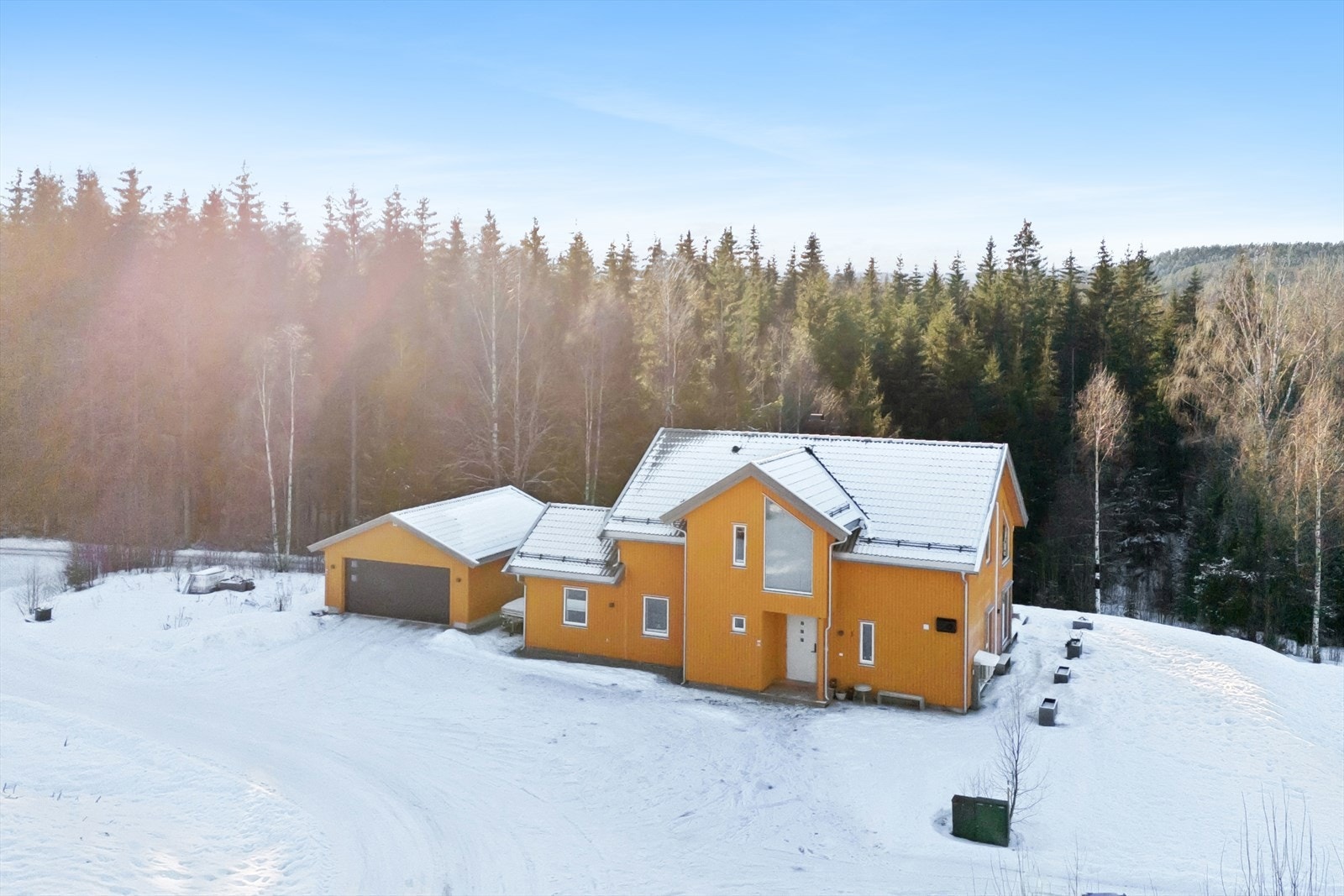 Tomten er romslig på rett over 2,1 mål og opparbeidet med gressplen Galleribilde