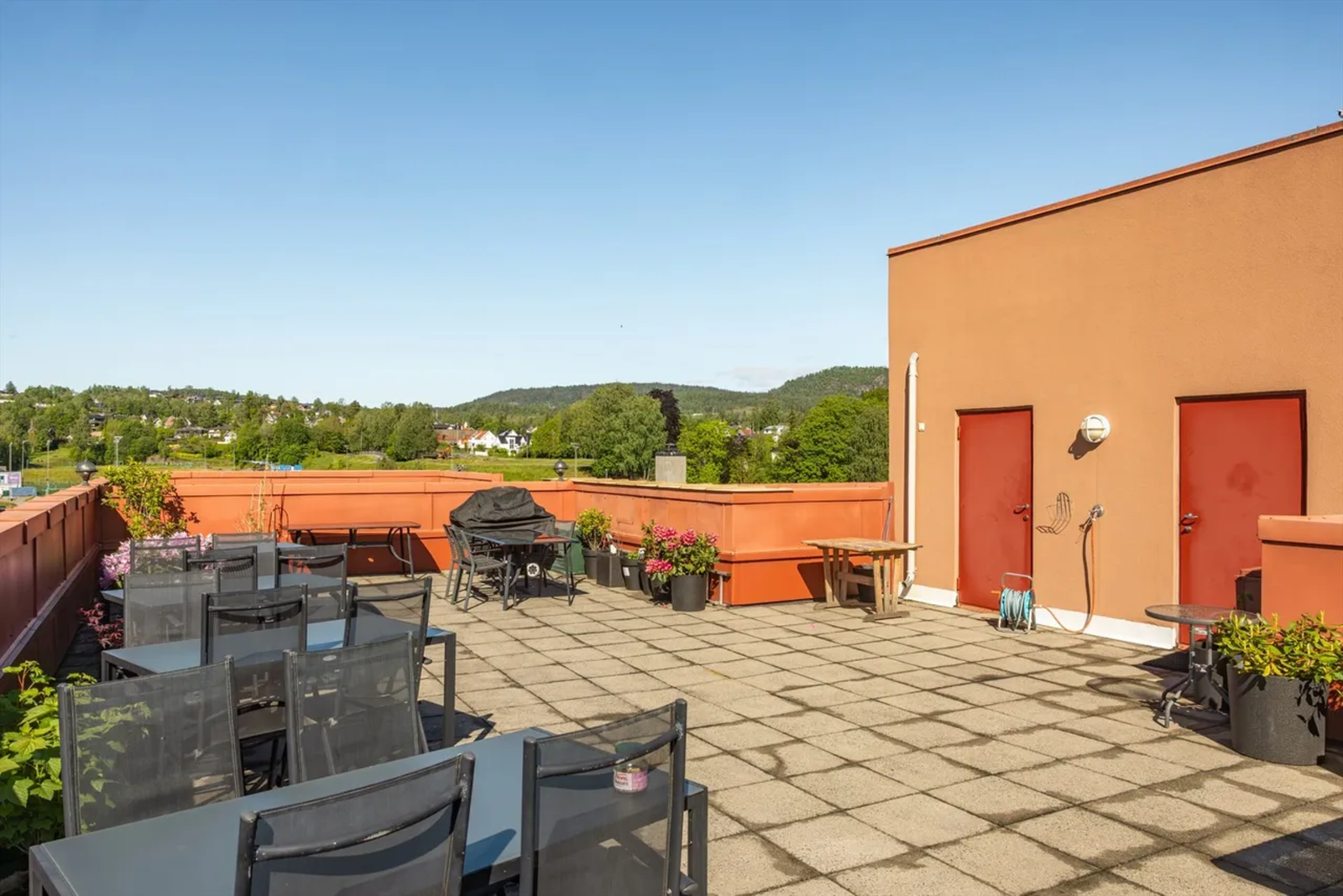 Takterrasse med utemøblering, felles grill med mer. Galleribilde