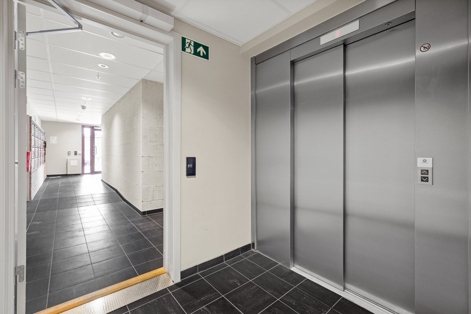 Det er trappefri adkomst til alle leilighetsplan inkl. garasjeplan. Betjeningspanelet skal være tilrettelagt
for blinde/svaksynte (blindeskrift). Galleribilde