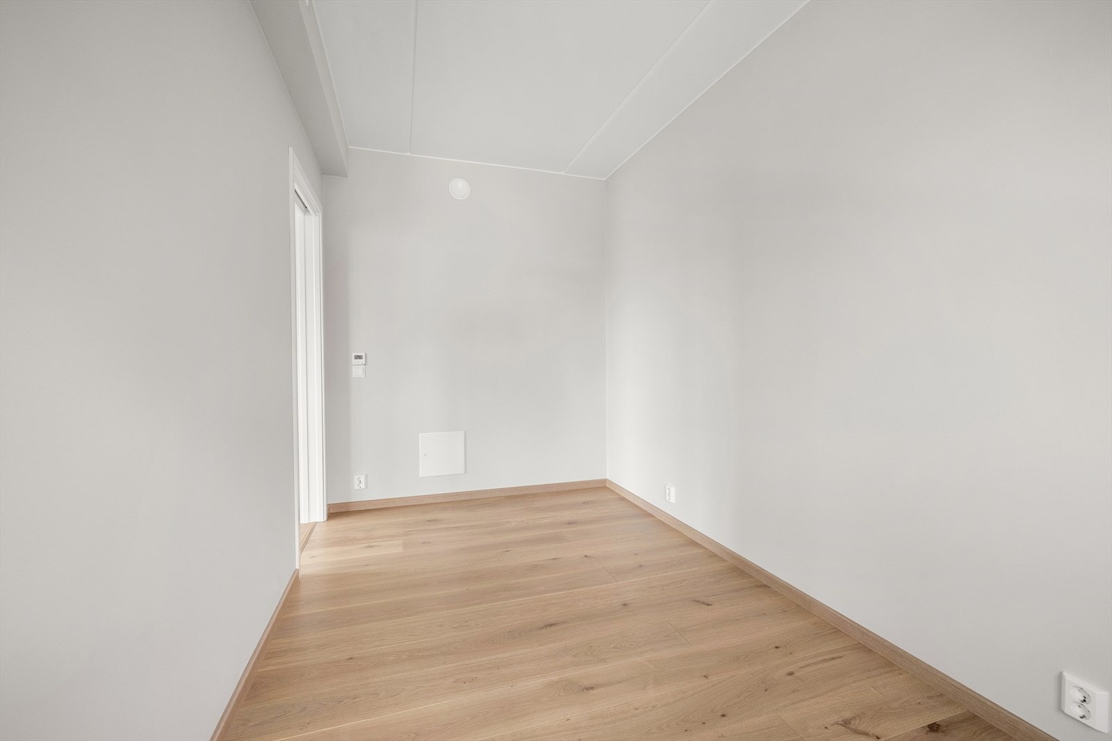 Hovedsoverommet er av god størrelse og er funksjonelt utført med to dører, som gir god plass til garderobeskap på hver side av dobbeltsengen. Galleribilde