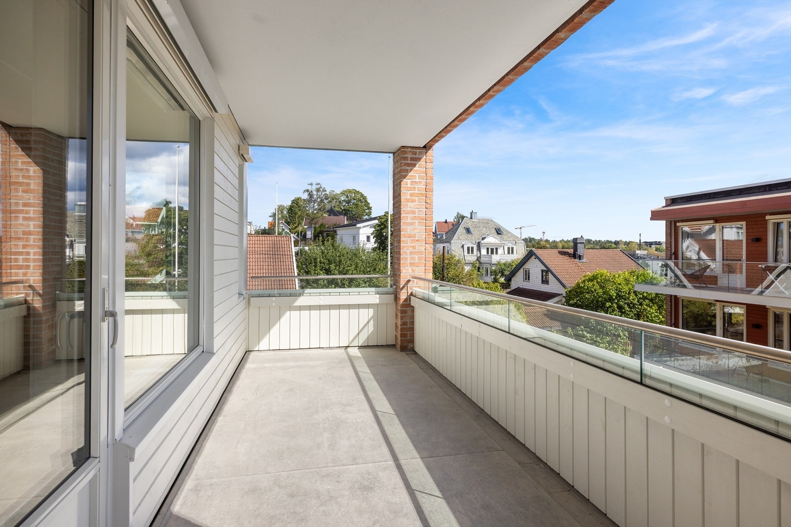 På terrasse / balkong / uteplass, leveres utelys med innvendig bryter og dobbel stikkontakt for mulighet for tilkobling av balkong-/terrassevarmer. Galleribilde