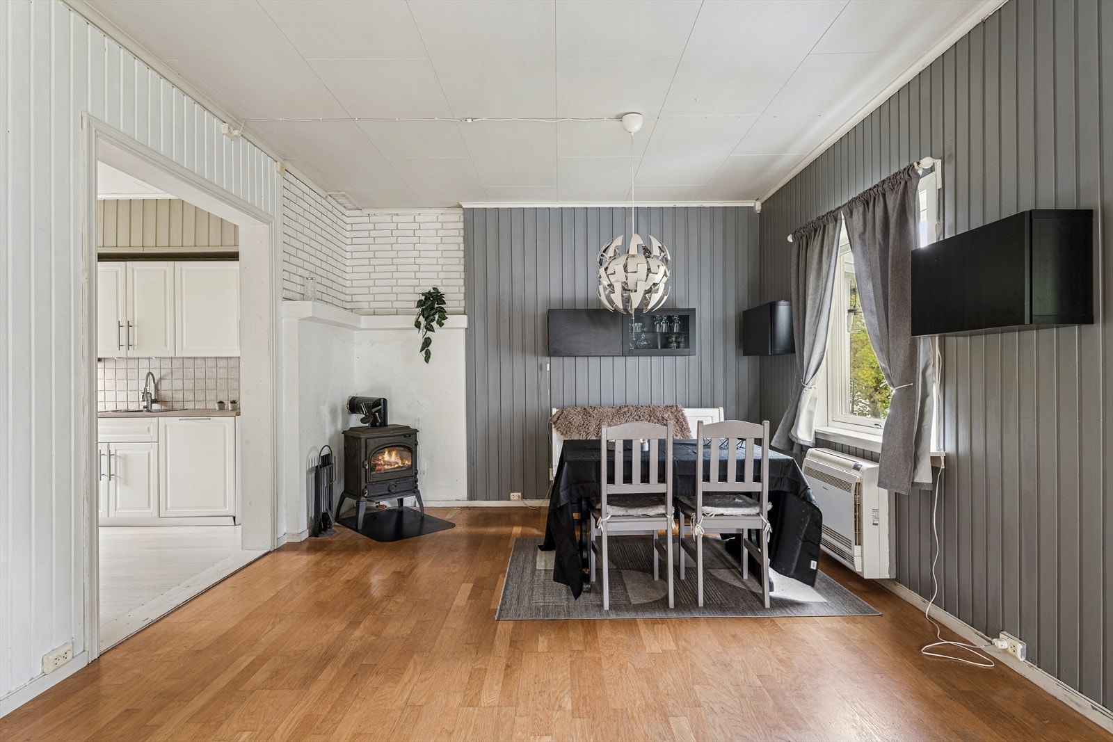 Spisestuedelen er utstyrt med en peisovn for ekstra varme og hygge Galleribilde