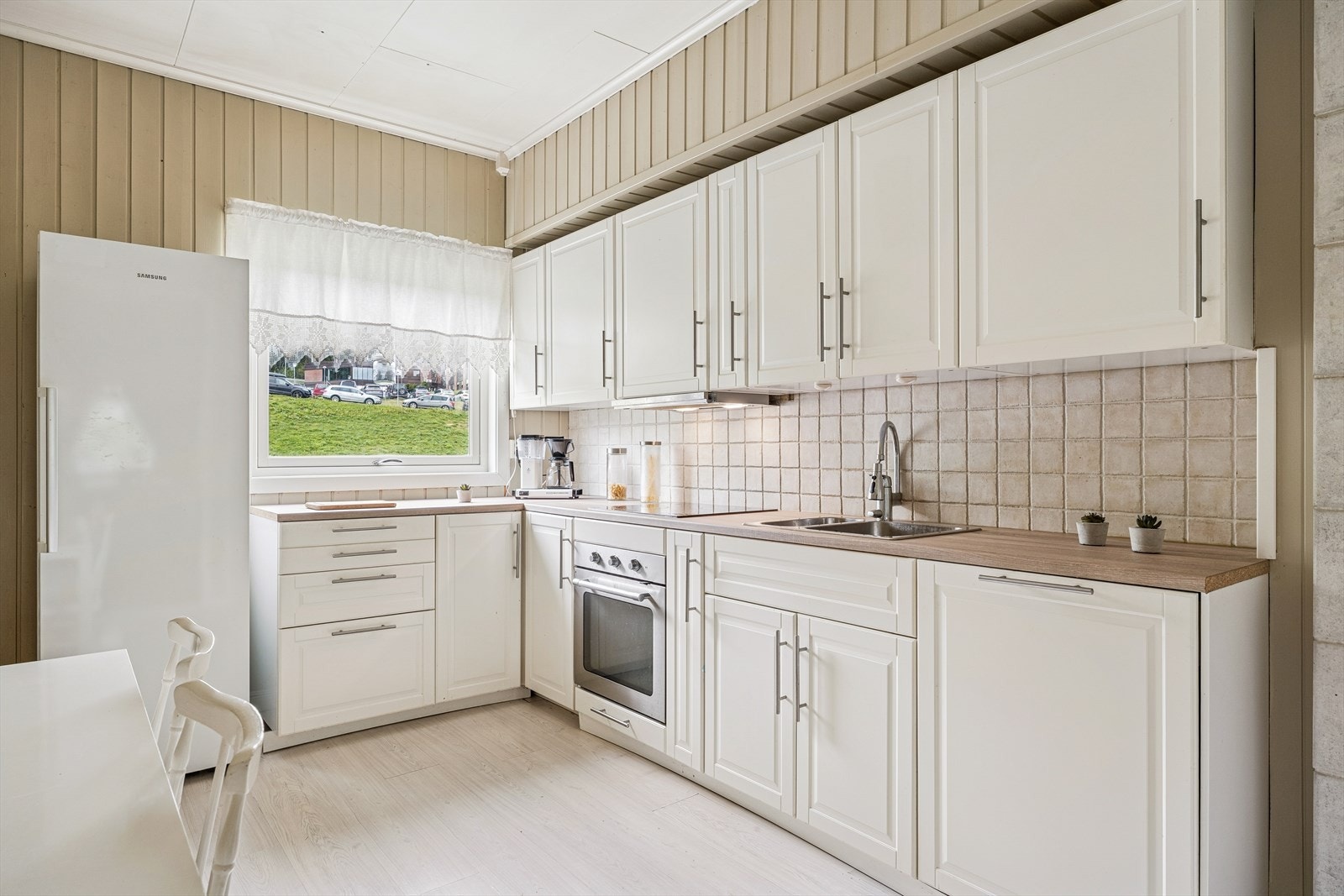 Kjøkkeninnredning fra 2017 med profilerte fronter og integrert komfyr Galleribilde