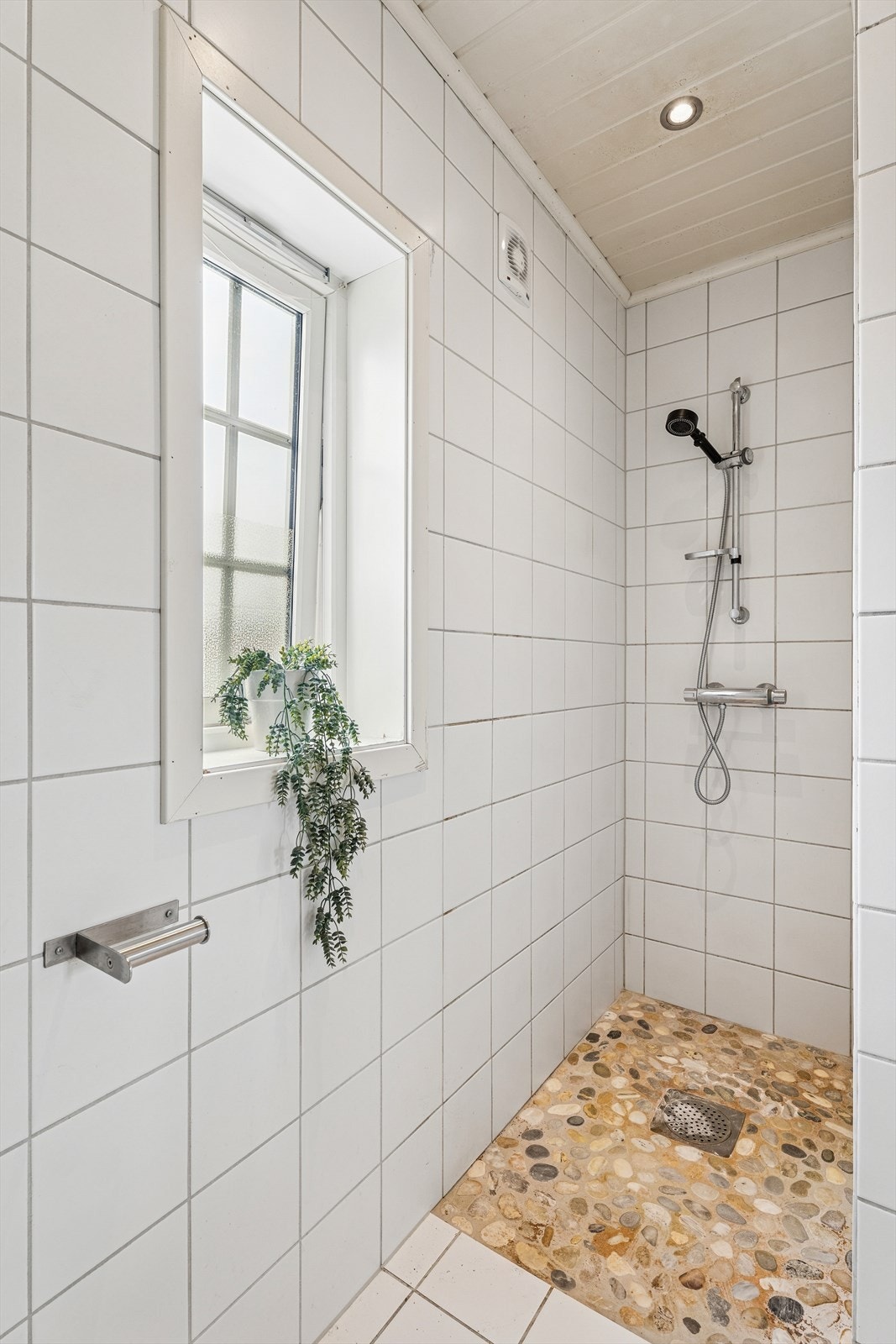 Badet har en praktisk dusjnisje og er utstyrt med gulvvarme Galleribilde