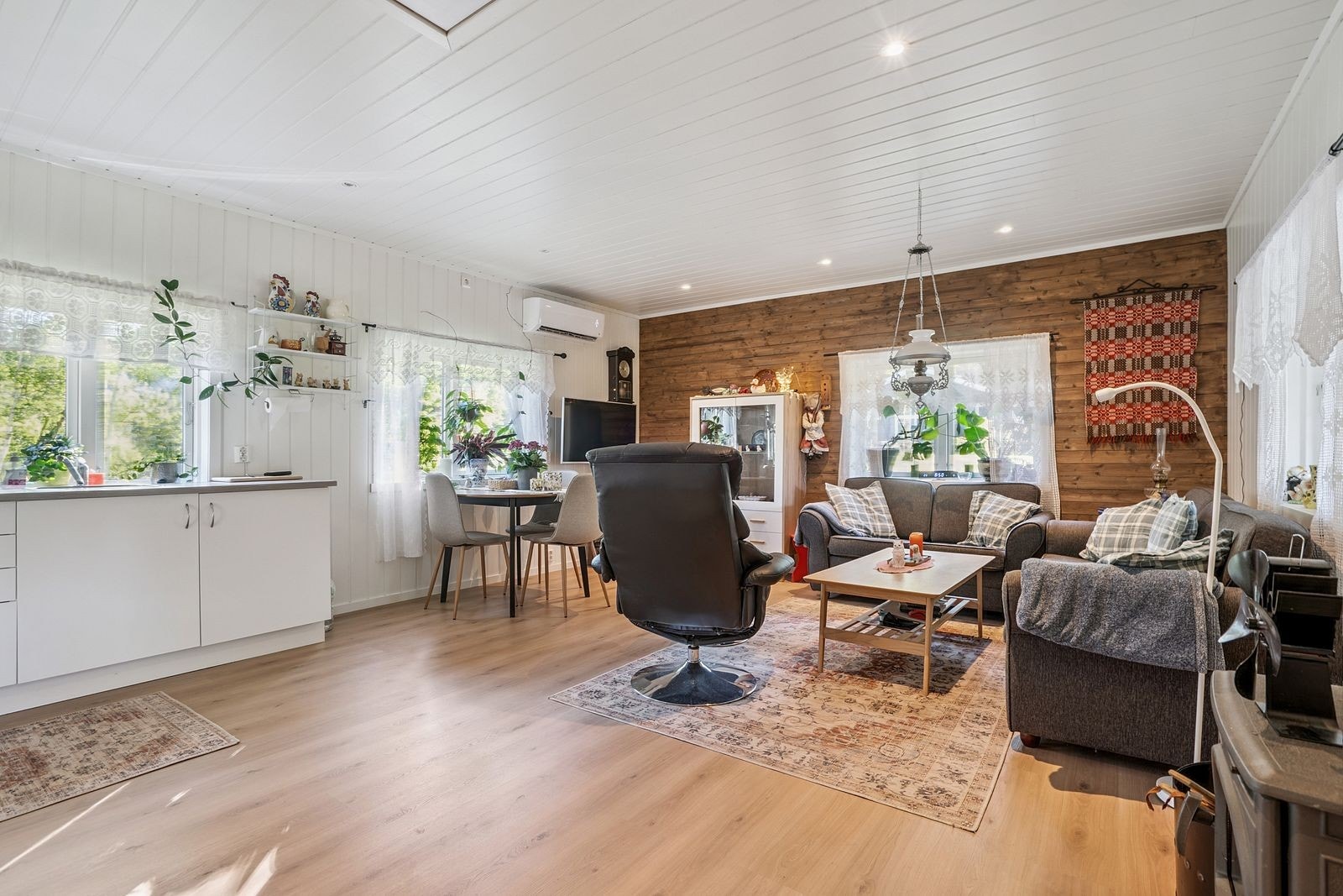 Velkommen til rolige og barnevennlige Sommarsetveien 23 - minimalt med trafikk og støy. De beisete overflatene er fine kontraster til de hvite veggene, himlingen og kjøkkeninnredningen. Gulvet har sjatteringer i brunt og går i en varm farge. Galleribilde