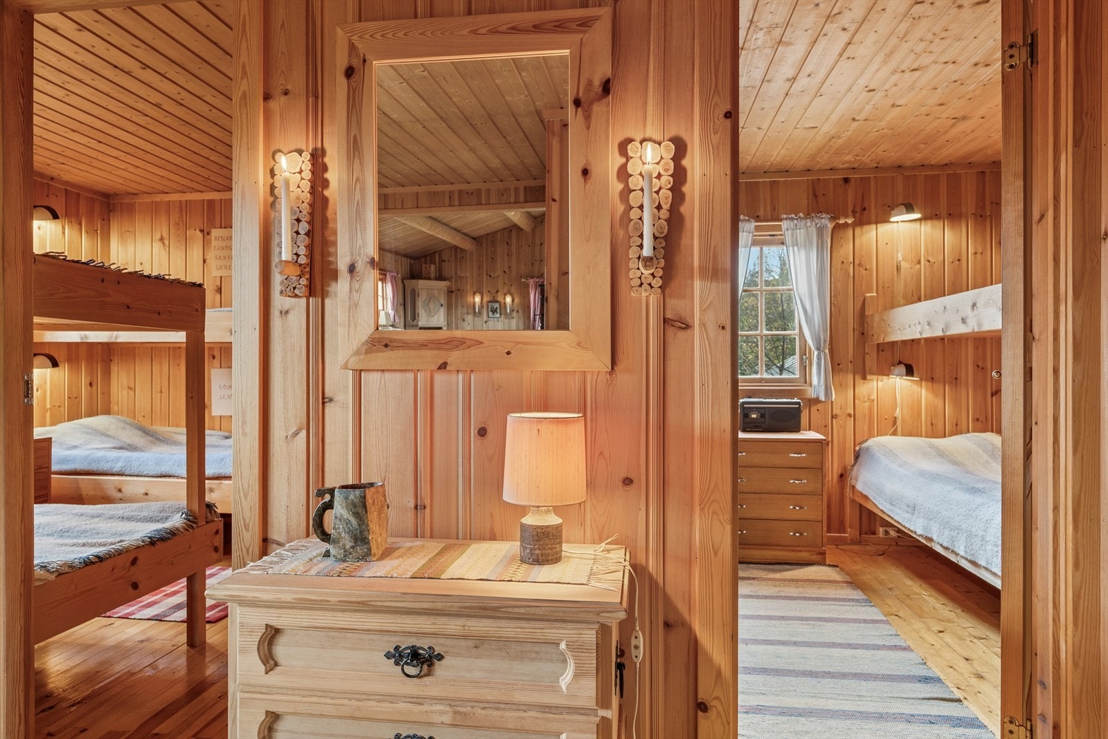 En gang leder videre til hyttas to soverom. Galleribilde