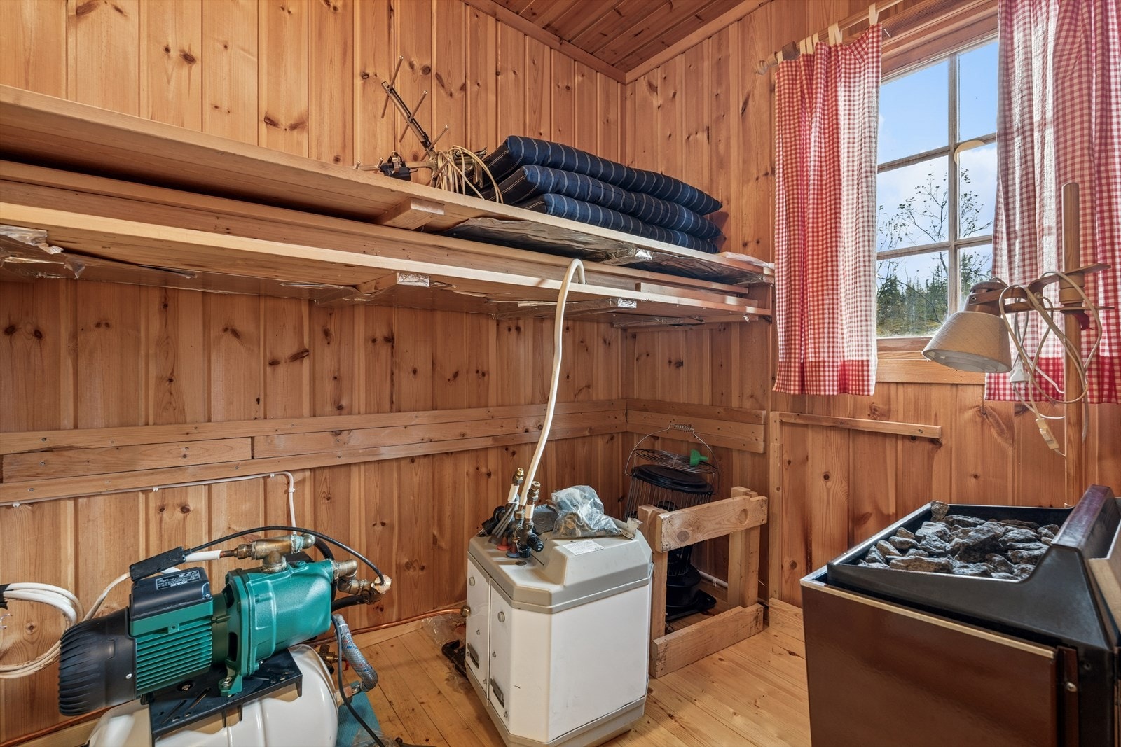 Badstuen fungerer også som teknisk rom, med plassering av vannpumpe og varmtvannsbereder. Galleribilde