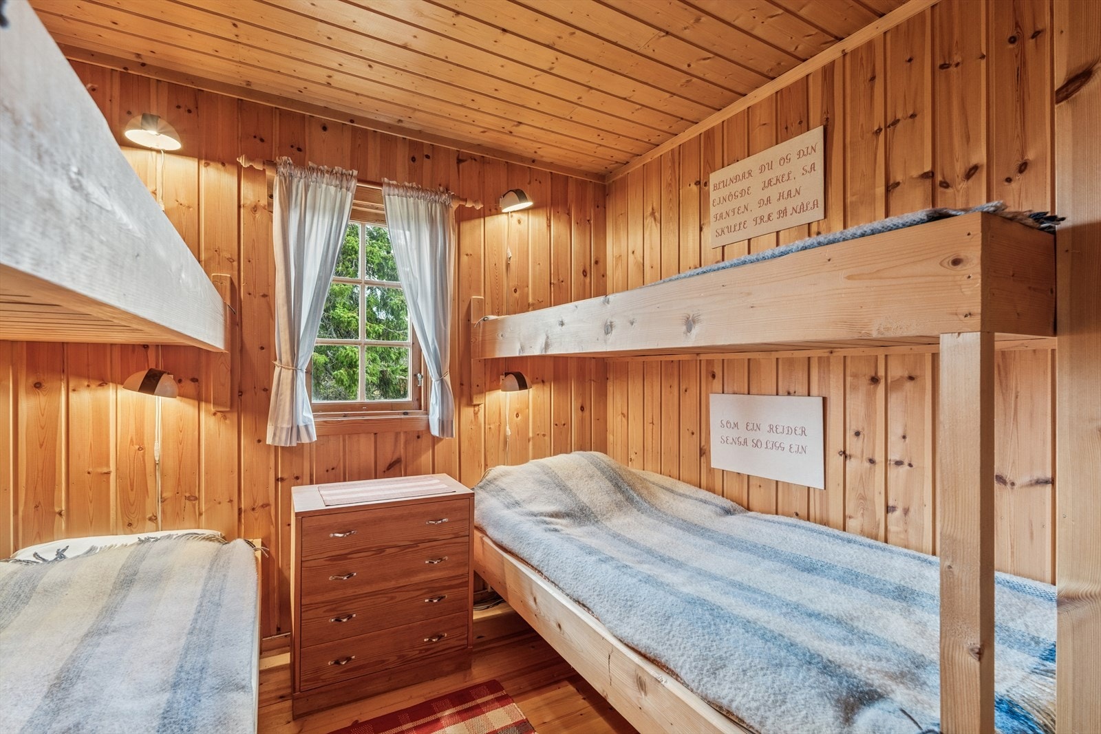 Det ene soverommet er innredet med plassbygde køyesenger for effektiv utnyttelse av arealet. Galleribilde