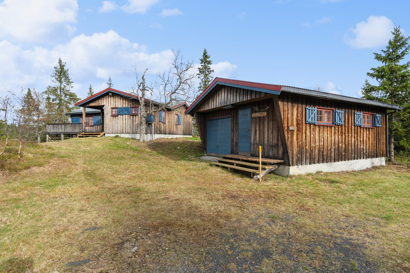 Eiendommen består av en fritidsbolig fra 1980 og et romslig anneks bygget i 1985. Galleribilde
