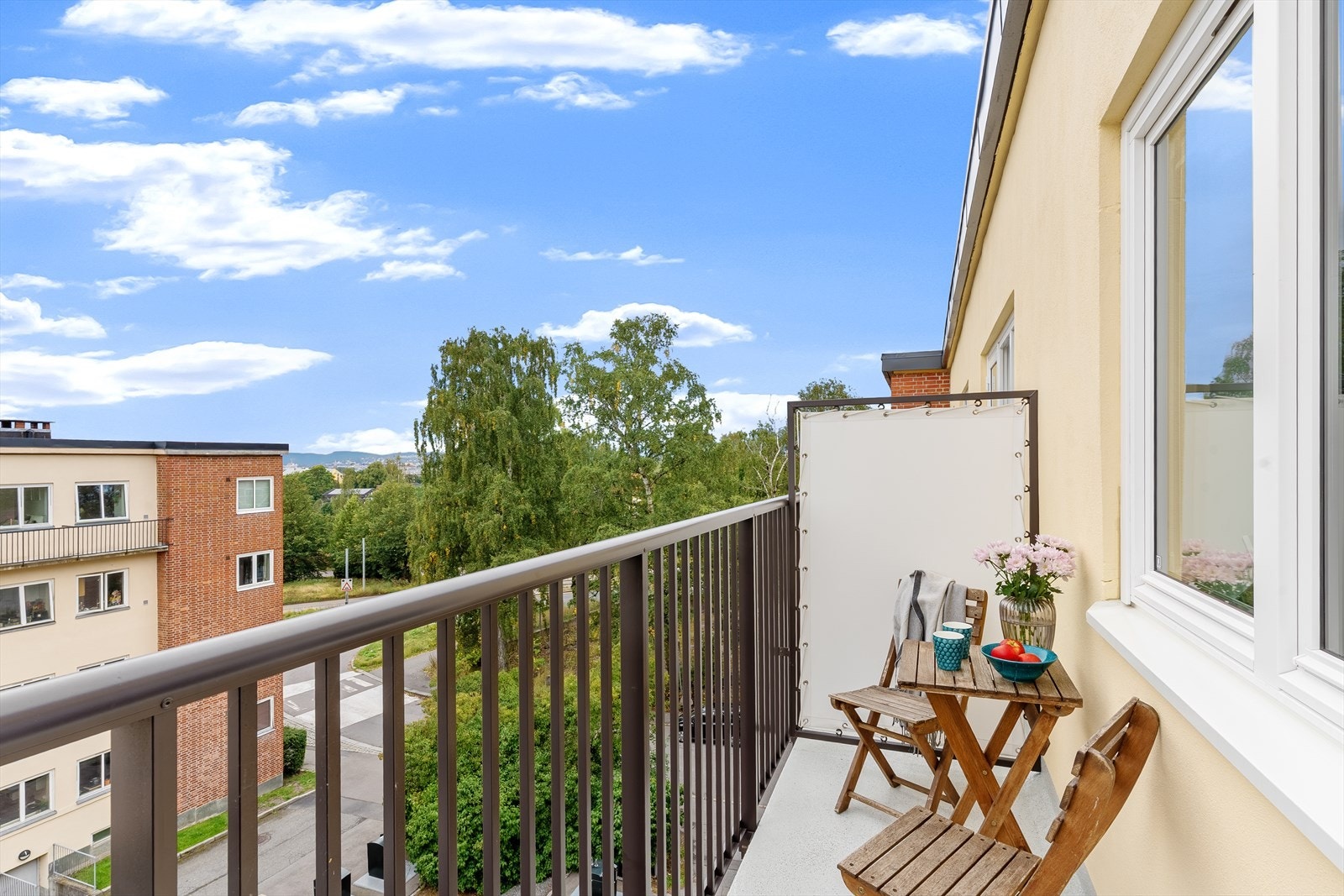Moderne 3-roms leilighet med god planløsning og en herlig balkong med gode solforhold. I følge selger er det sol fra ca. 12:00 til 21:00 på sommerstid. Galleribilde