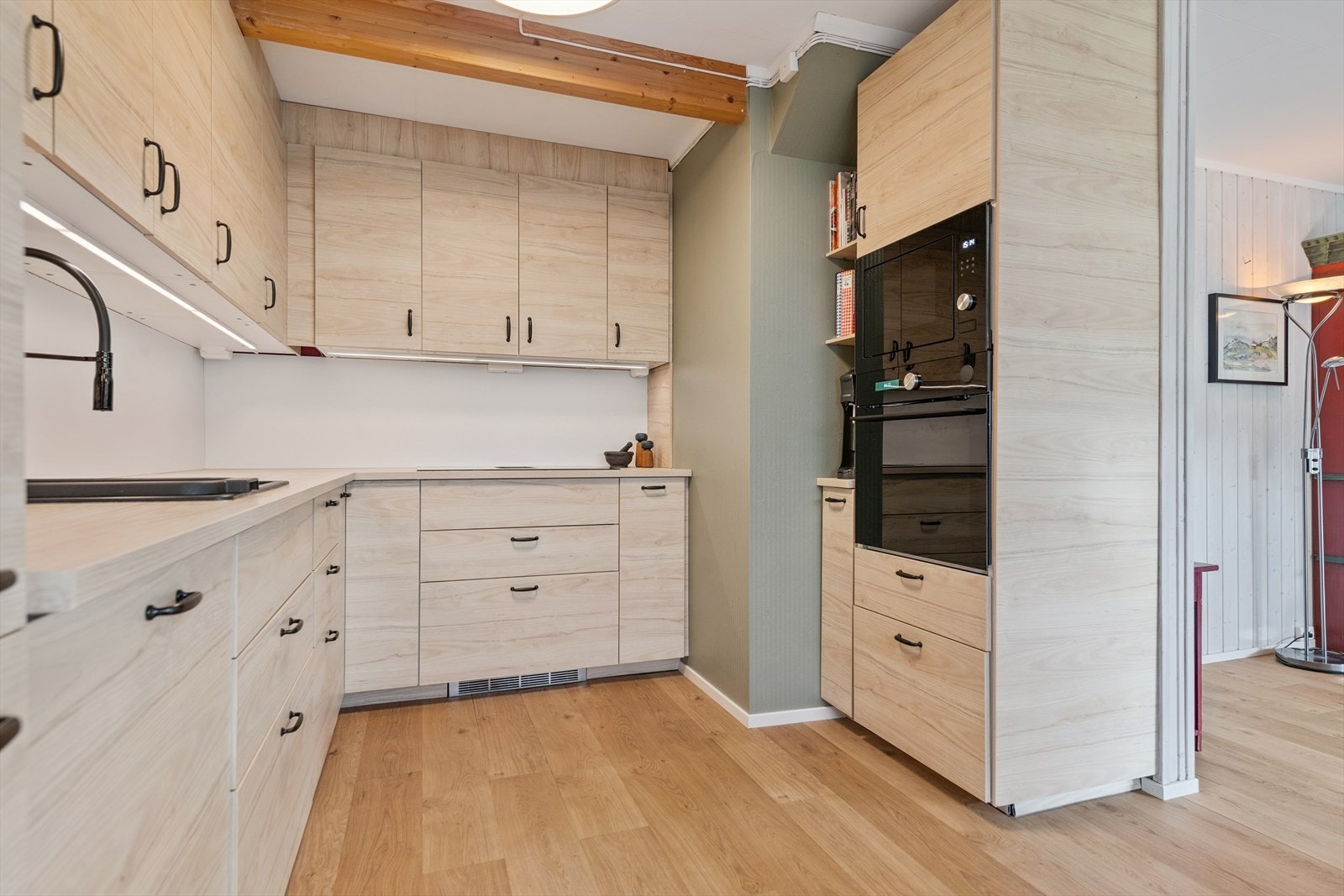 Kjøkkenet er utstyrt med integrert komfyr, koketopp, mikrobølgeovn, oppvaskmaskin og kjøleskap. Galleribilde