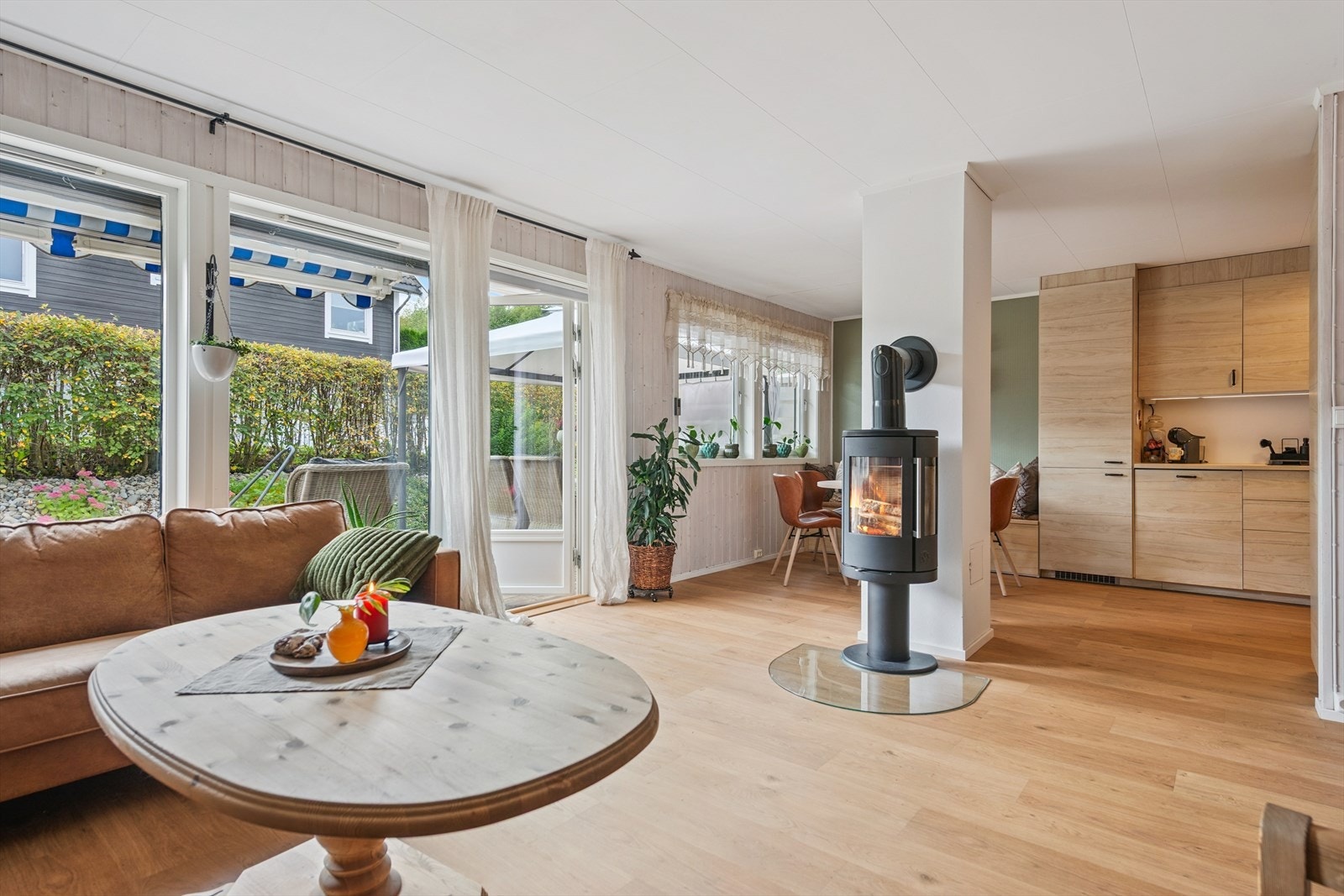 Stuen er et lyst og sosialt rom med store vindusflater og direkte utgang til terrassen. Galleribilde