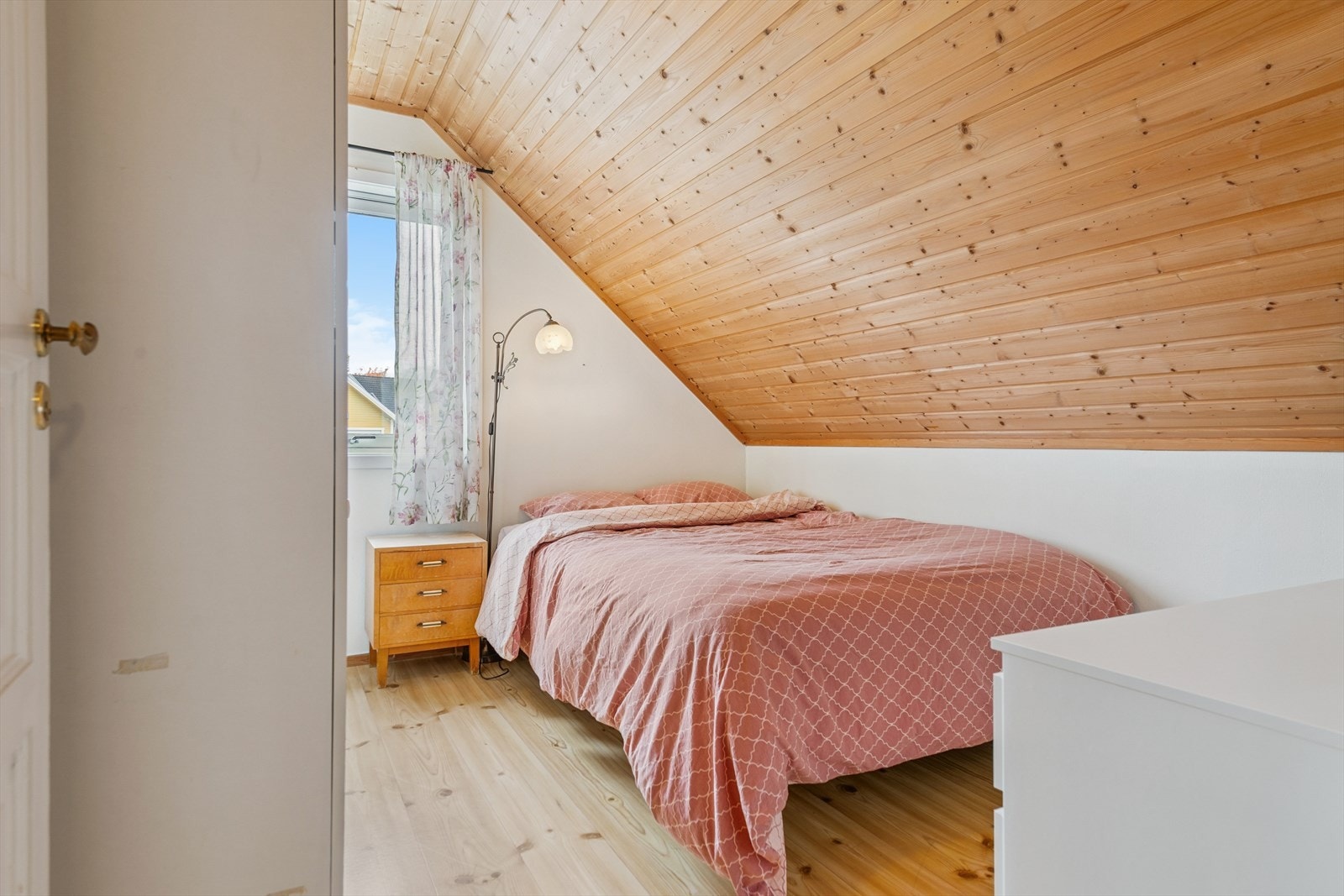 Det andre soverommet har en koselig atmosfære med skråtak. Galleribilde
