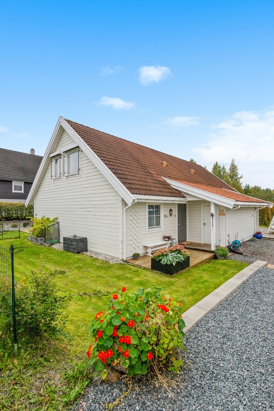 Boligen har en fin beliggenhet i et rolig og etablert nabolag på Gjøvik. Galleribilde