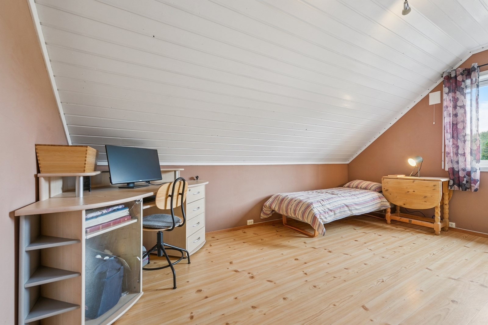 Loftsetasjen har to soverom, her er det ene av dem. Galleribilde