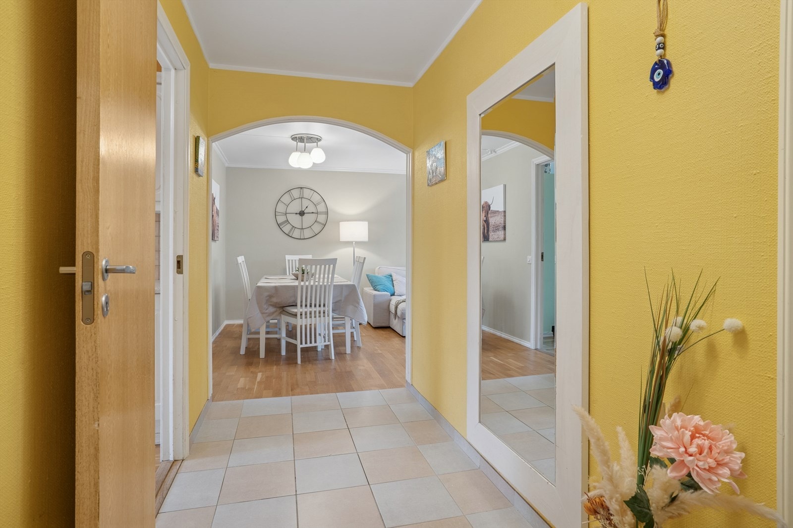 Fin planløsning med adkomst til de fleste rommene fra gangen. Det er også en bod med adkomst fra trappegang. Galleribilde