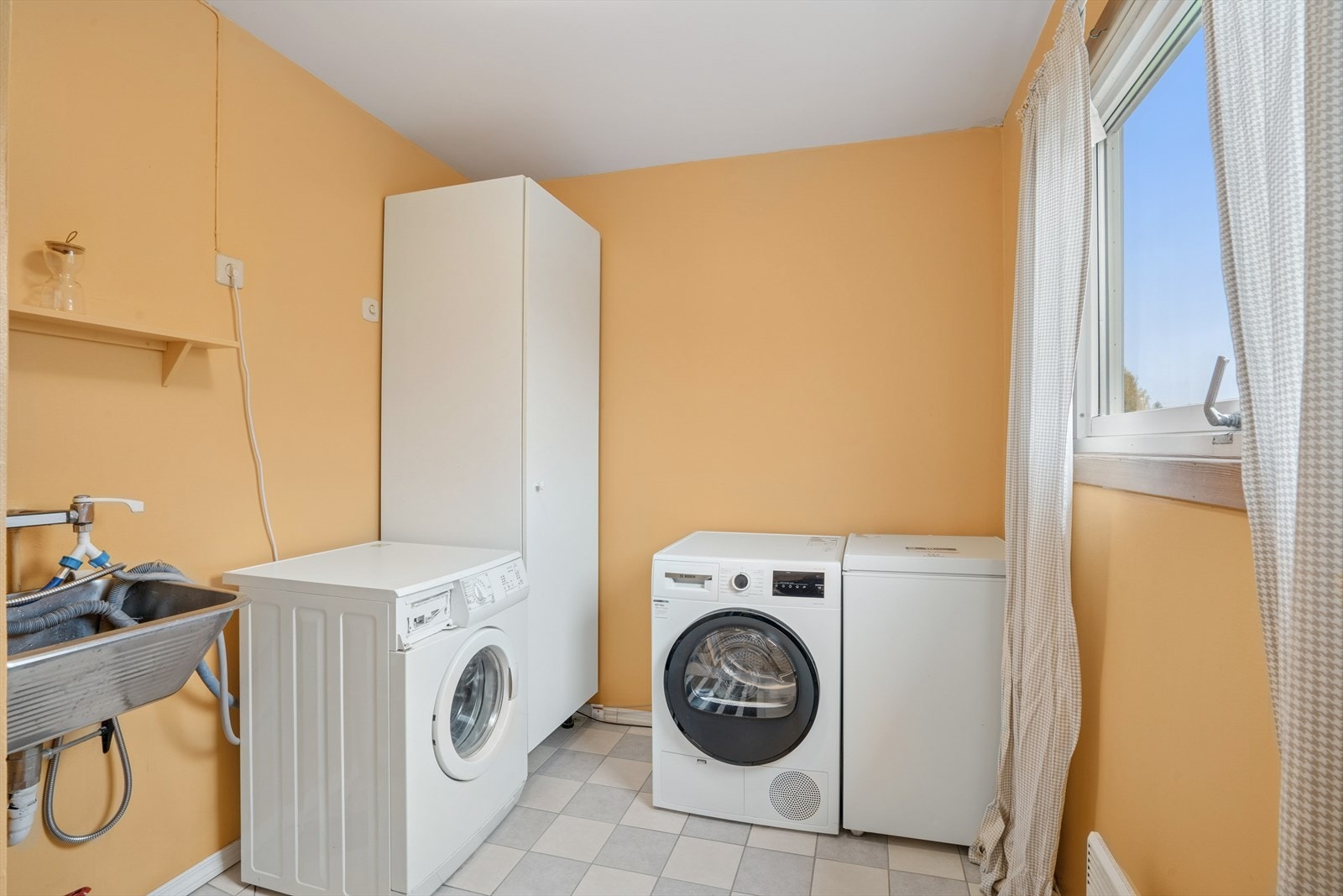 Innenfor kjøkkenet er det egen vaskerom. Galleribilde