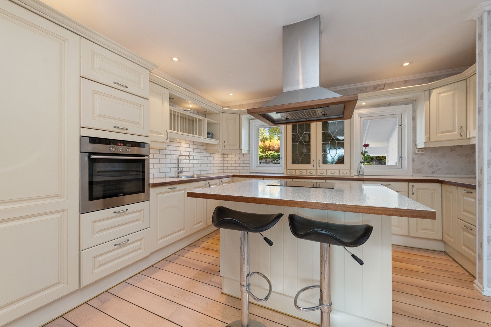 Praktisk og lekkert med komfyr integrert i høyskap. Galleribilde