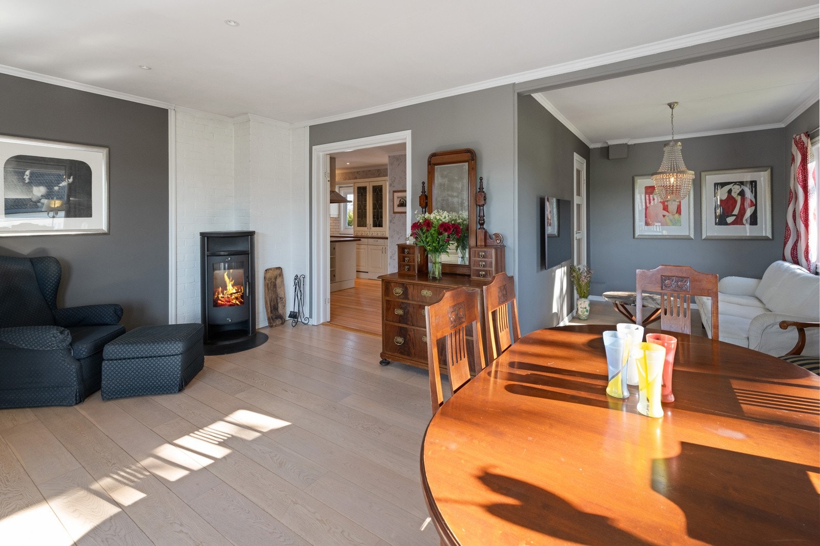 Stuen er en vinkelstue med plass til flere soner Galleribilde