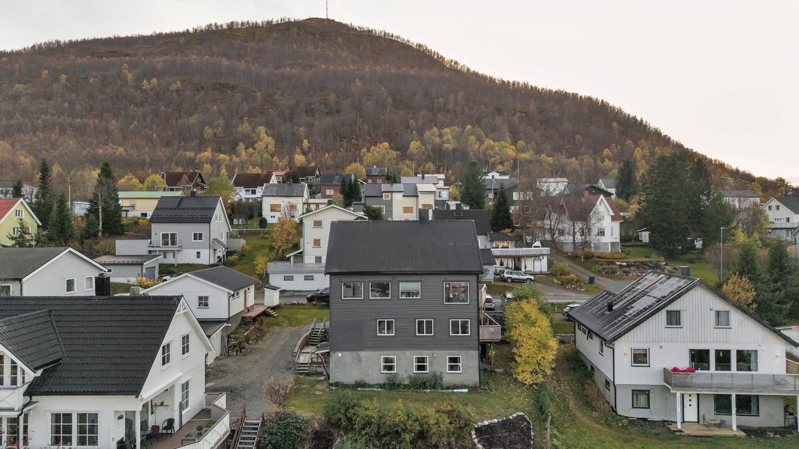 Området byr på rikelige muligheter for friluftsliv og rekreasjon, med kort vei til Tromsdalstinden, idylliske turstier, lysløyper og flotte turområder året rundt Galleribilde