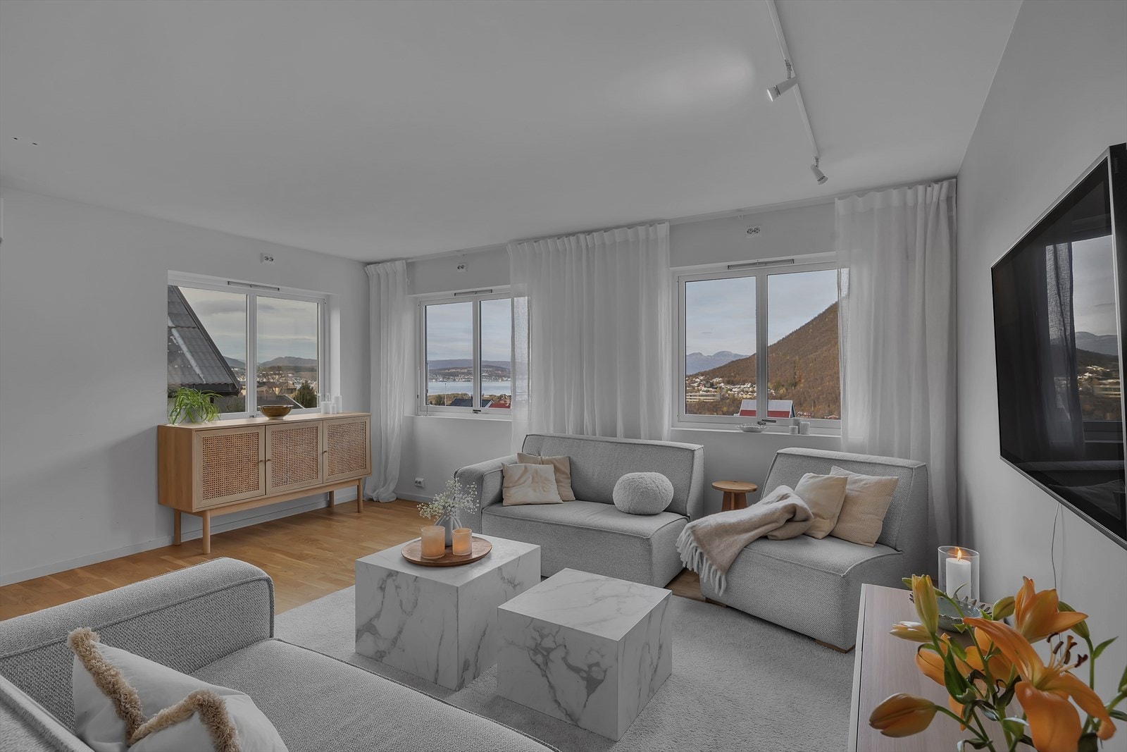 Velkommen til Turistvegen 70A presentert av Marie Traasdahl Hansen v/ Hjem Eiendomsmegling Galleribilde