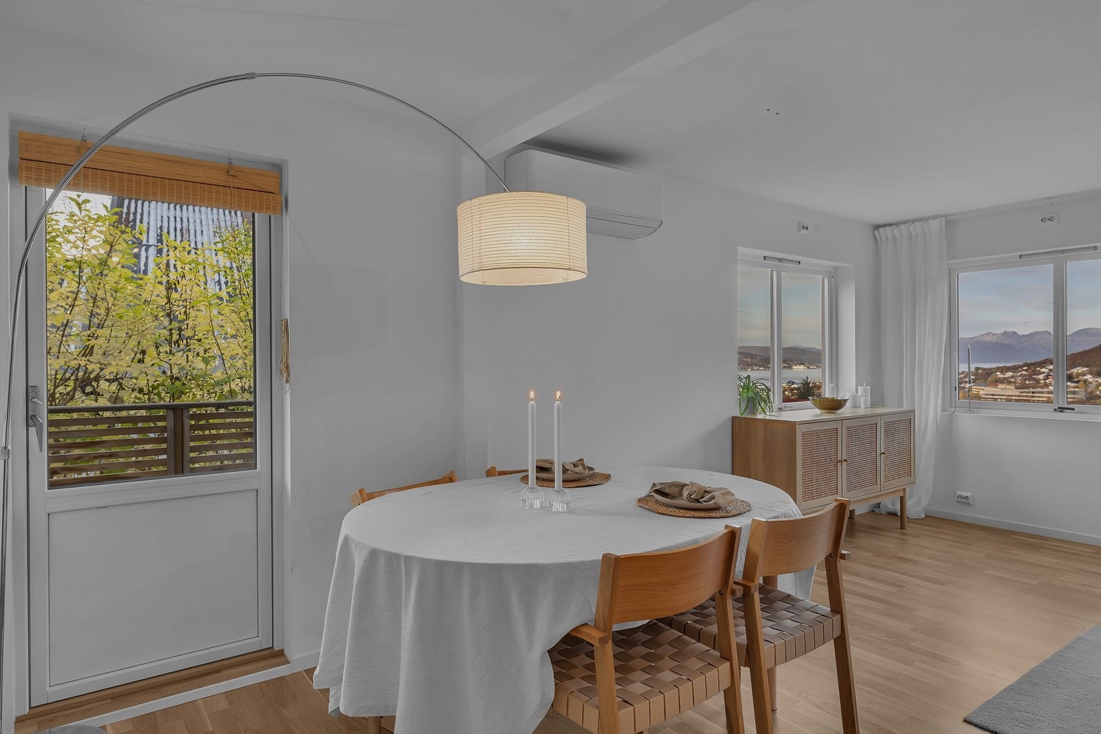 God plass til spisegruppe hvor familie og venner kan samles Galleribilde