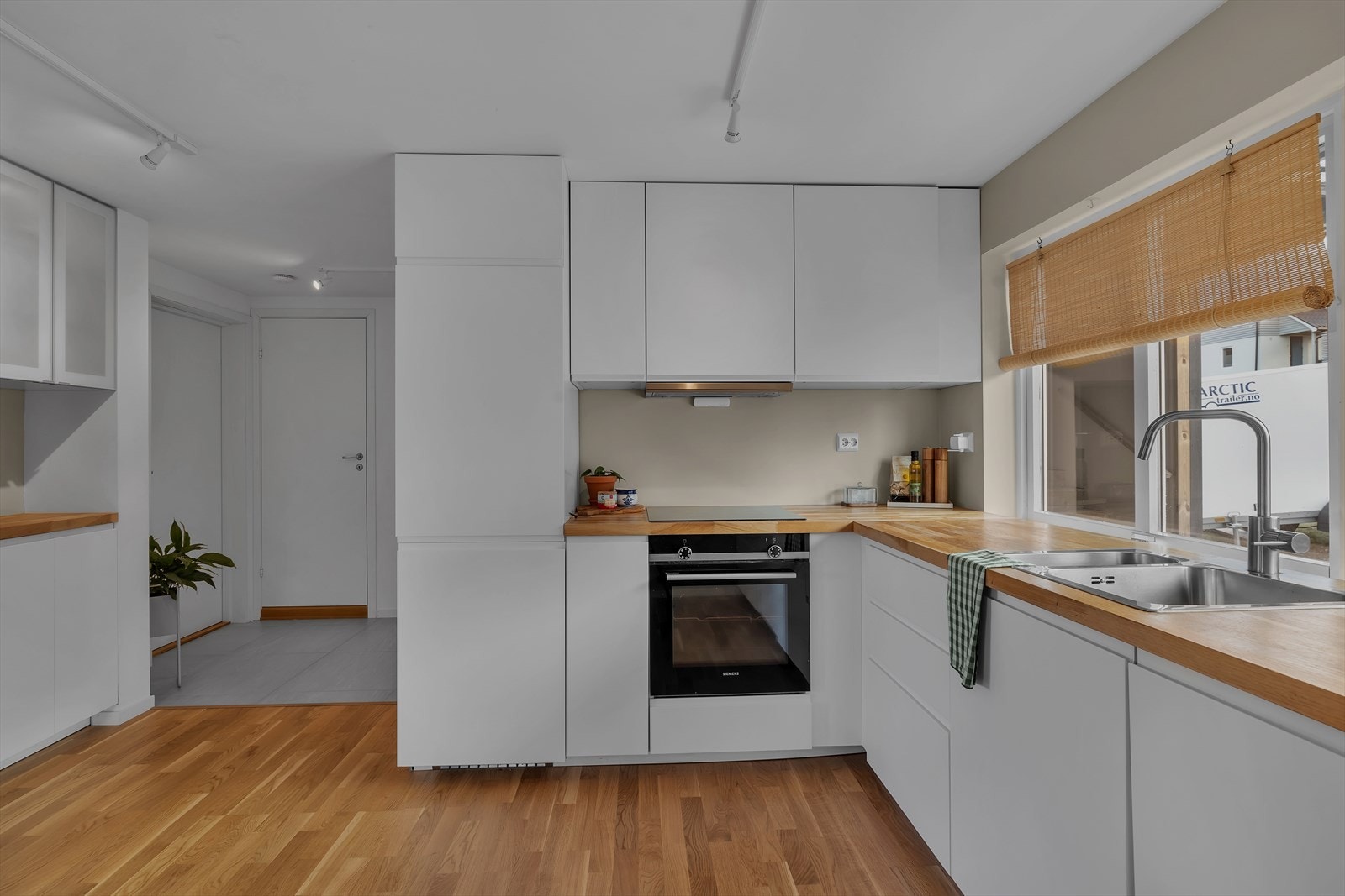 Integrerte hvitevarer som komfyr, koketopp og oppvaskmaskin Galleribilde