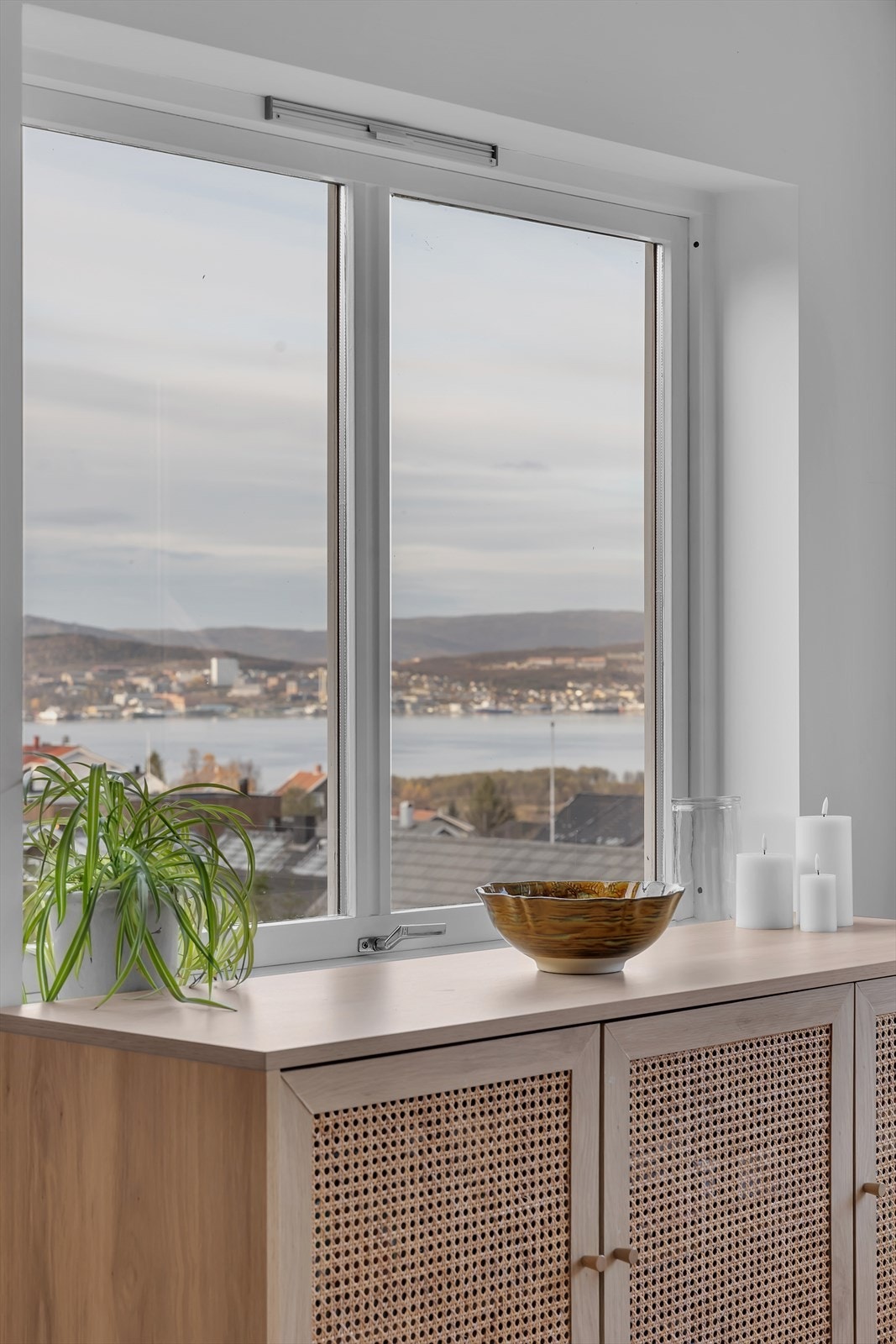 Fra stuen får man flott utsikt over Tromsdalen mot Tromsøya Galleribilde