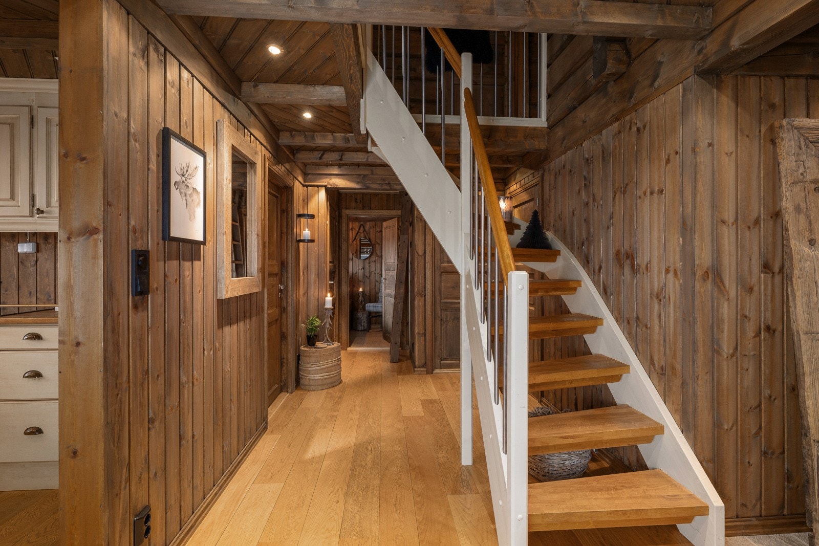 I hyttas andre etasje er det to soverom og oppstue med utgang til balkong. Galleribilde